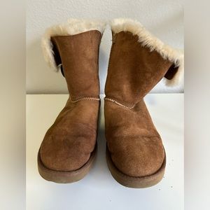 Ugg's Australia Chestnut Bailey Button Size 8